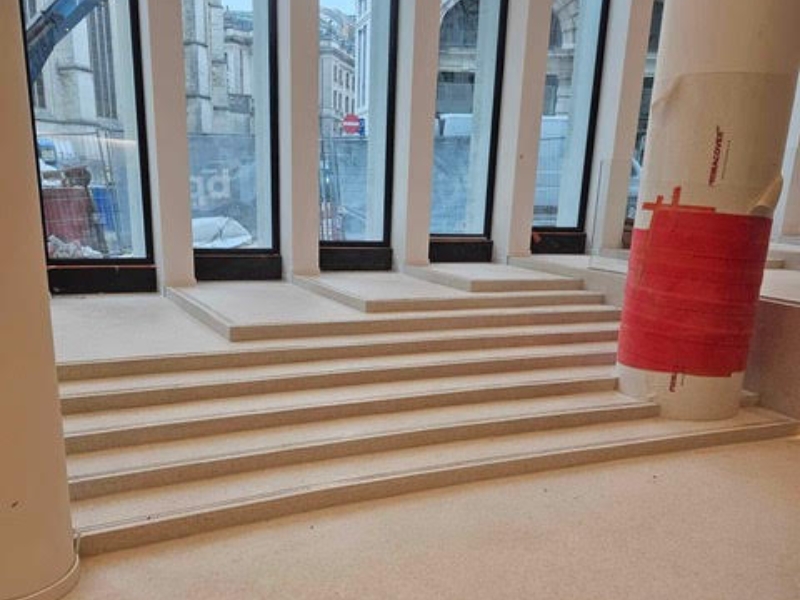 Chantier de sol en terrazzo avec la résine d'adhérence Ecofix par Cloquette